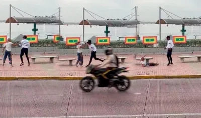 Momento en que el funcionario agredió a la mujer habitante de calle. 
