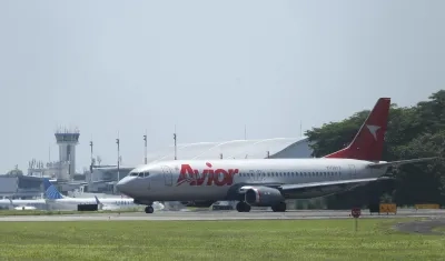 Avión que transportó a venezolanos detenidos en El Salvador