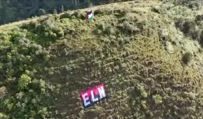 Bandera del ELN y de Palestina divisada en una montaña de Medellín. 