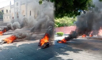 Bloqueo en la Troncal Olaya Herrera, en el barrio El Rosario. 