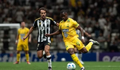 Fabry Castro disputando una pelota con Igor Silveira Gomes.