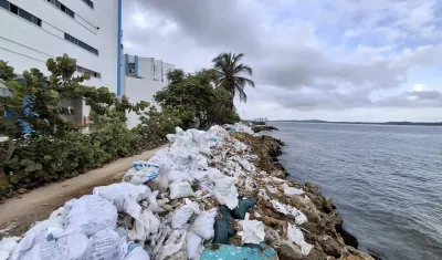 Playas en Cartagena afectadas por impacto ambiental de los sacos de arena plásticos. 