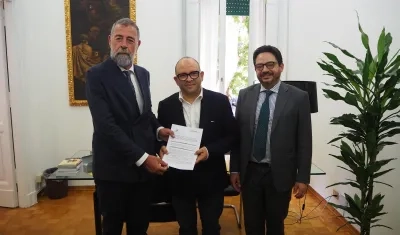Acto protocolario de la firma del convenio internacional. 