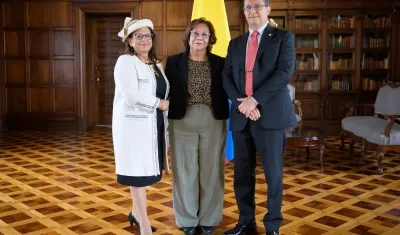La ministra de Relaciones Exteriores, Rosa Villavicencio, con los nuevos embajadores. 