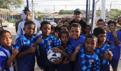 El Alcalde de Barranquilla, Alex Char, con los niños del barrio.