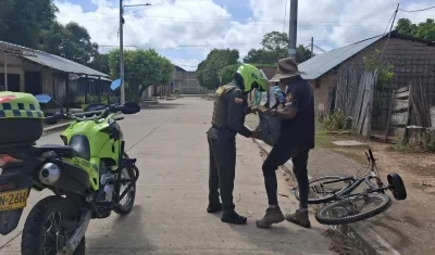 Policía en una requisa en Chiriguaná