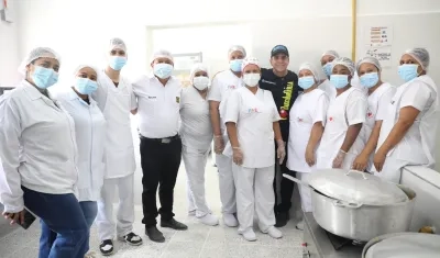 El Alcalde Alex Char entregando la cocina.