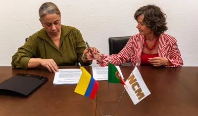 Colombia y Portugal firmando convenio de pasaportes.