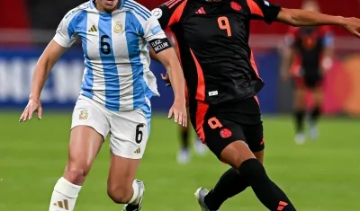 Mayra Ramírez enfrentando a una rival.