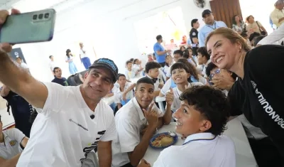 Alcalde Char en la entrega del nuevo comedor y cocina en la IED Hilda Muñoz.