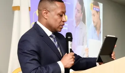 Luis Enrique Abadía, Contralor delegado para la Gestión Pública.