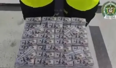 El alijo de billetes eran de 100 dólares.