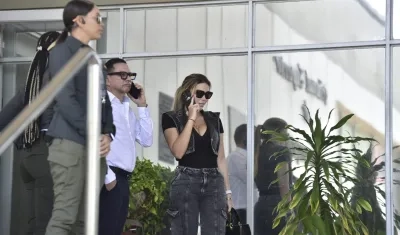 Days Vásquez acompañada de su abogado, Alait Freja. 