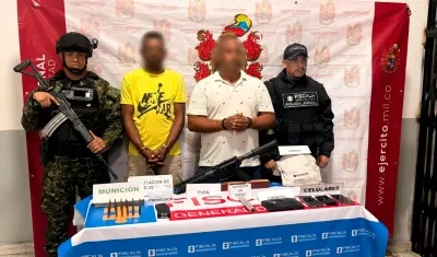 Los dos capturados con el armamento esta tarde en el barrio Villanueva. 