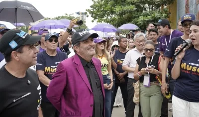 Economista Xavier Sala I Martín durante recorrido en barrio Abajo. 