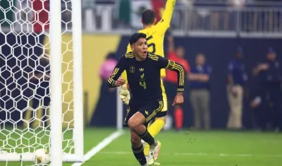 Edson Alvarez festejando el gol del triunfo mexicano.