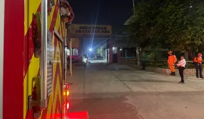 Los bomberos en el lugar de la emergencia. 