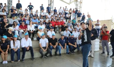 Alcalde Alejandro Char durante el anuncio de la construcción de la comunidad energética en Las Gardenias. 