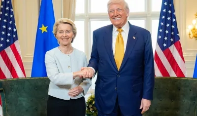 La presidenta de la Comisión Europea, Ursula von der Leyen, posando junto al Presidente de Estados Unidos, Donald Trump.