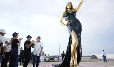 Alcalde Char en la estatua de Sofía Vergara