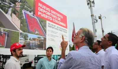 El Gobernador Eduardo Verano observando la valla que informa la construcción de la edificación. 