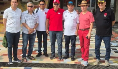 Delegaciones en su visita a la Fábrica de Cultura y el secretario de cultura del Distrito, Juan Carlos Ospino. 