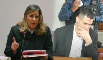 La jueza Sandra Heredia y el exparamilitar Juan Guillermo Monsalve.