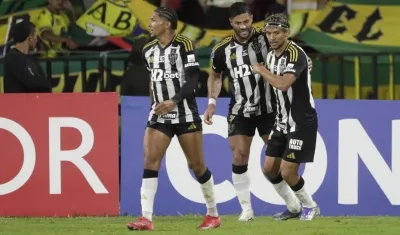 Hulk celebrando su gol.