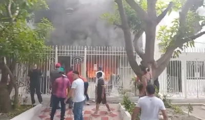 Momento del incendio en una vivienda del norte de Barranquilla. 