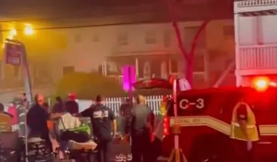 Bomberos controlaron el incendio en la residencia.