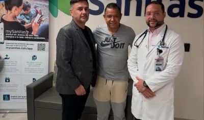 Iván Valenciano con el equipo médico que lo ha atendido.