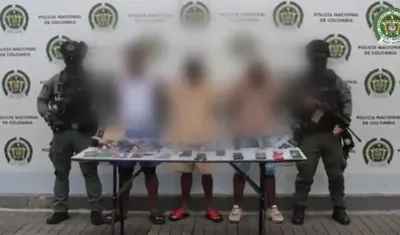 Las autoridades junto a los tres capturados.