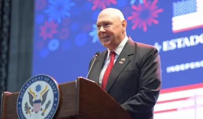 John T. McNamara, encargado de Negocios de Estados Unidos.