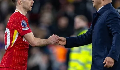 Diogo Jota y el técnico de Liverpool, Arne Slot.