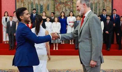 Juan Bernardo López Rodríguez saludando al Rey Felipe VI de España.