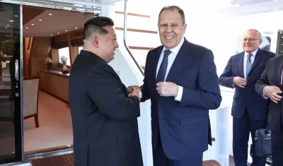 El líder de Corea del Norte, Kim Jong-un y el ministro de Exteriores de Rusia, Serguéi Lavrov.