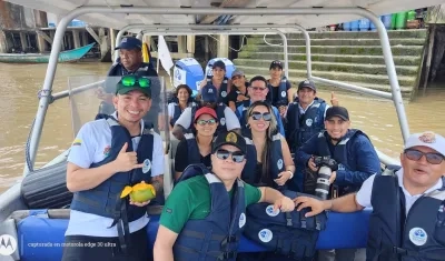 Los contratistas liberados junto con la comisión humanitaria. 