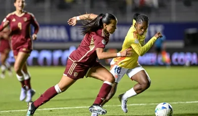 Linda Caicedo disputando el balón con una rival.