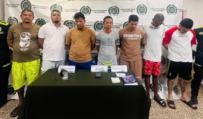 Los capturados junto a las autoridades.