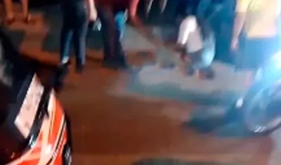 El hombre quedó tendido varios minutos en el lugar hasta que fue trasladado a un centro asistencial. 