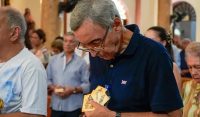 Algunos asistentes lucieron camisetas e imágenes alusivas a la Virgen del Carmen.