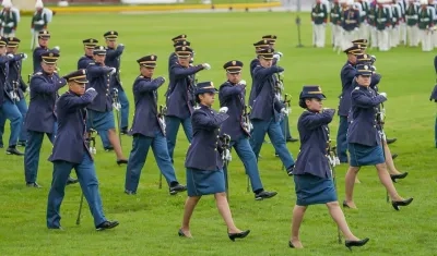 Mientras los hombres se muestran como aguerridos y armados, ellas aparecen con flores, mascotas o trajes con falda. 