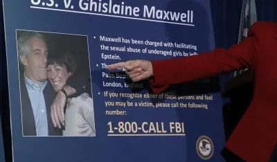 Detalle de un cartel en el que aparece una fotografía de Jeffrey Epstein y su expareja, Ghislaine Maxwell, durante una audiencia de un juicio en contra de Maxwell, en Nueva York (NY, EE.UU.).