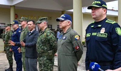 El Ministro de Defensa, Pedro Sánchez, y la cúpula de la Fuerza Pública.