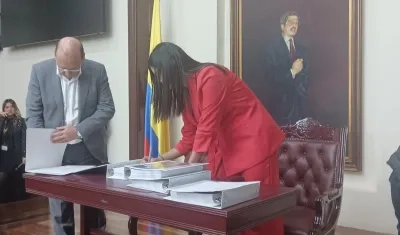 El Ministro de Hacienda, Germán Ávila, radicando el proyecto.