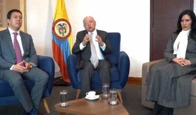 Ministro de Justicia Eduardo Montealegre junto a sus viceministros. 