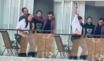 Mujer disparando en Bogotá.