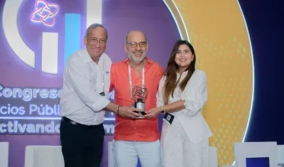 Ramón Hemer, gerente general de Triple A; Camilo Sánchez, presidente de Andesco; y Laura Aljure, gerente de asuntos legales de la empresa de servicios.