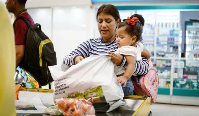 Familia redimiendo bono.