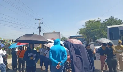 La comunidad bloqueó la calle 30 frente a la sala de venta de Constructora Bolívar, en Soledad. 
